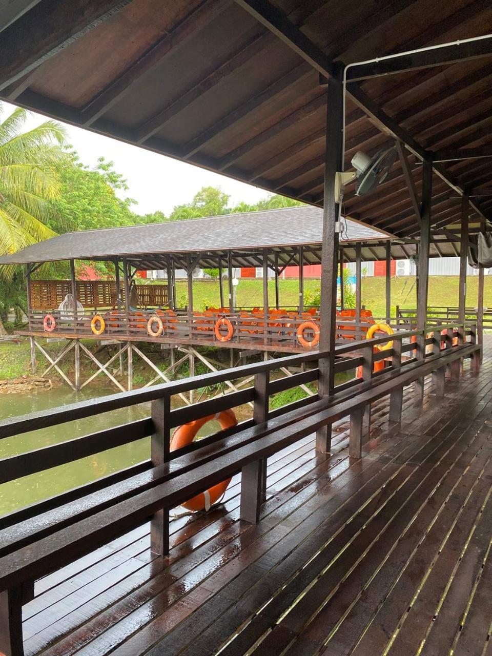 Putra Sentosa Retreat Camp, Sematan Hotell Eksteriør bilde