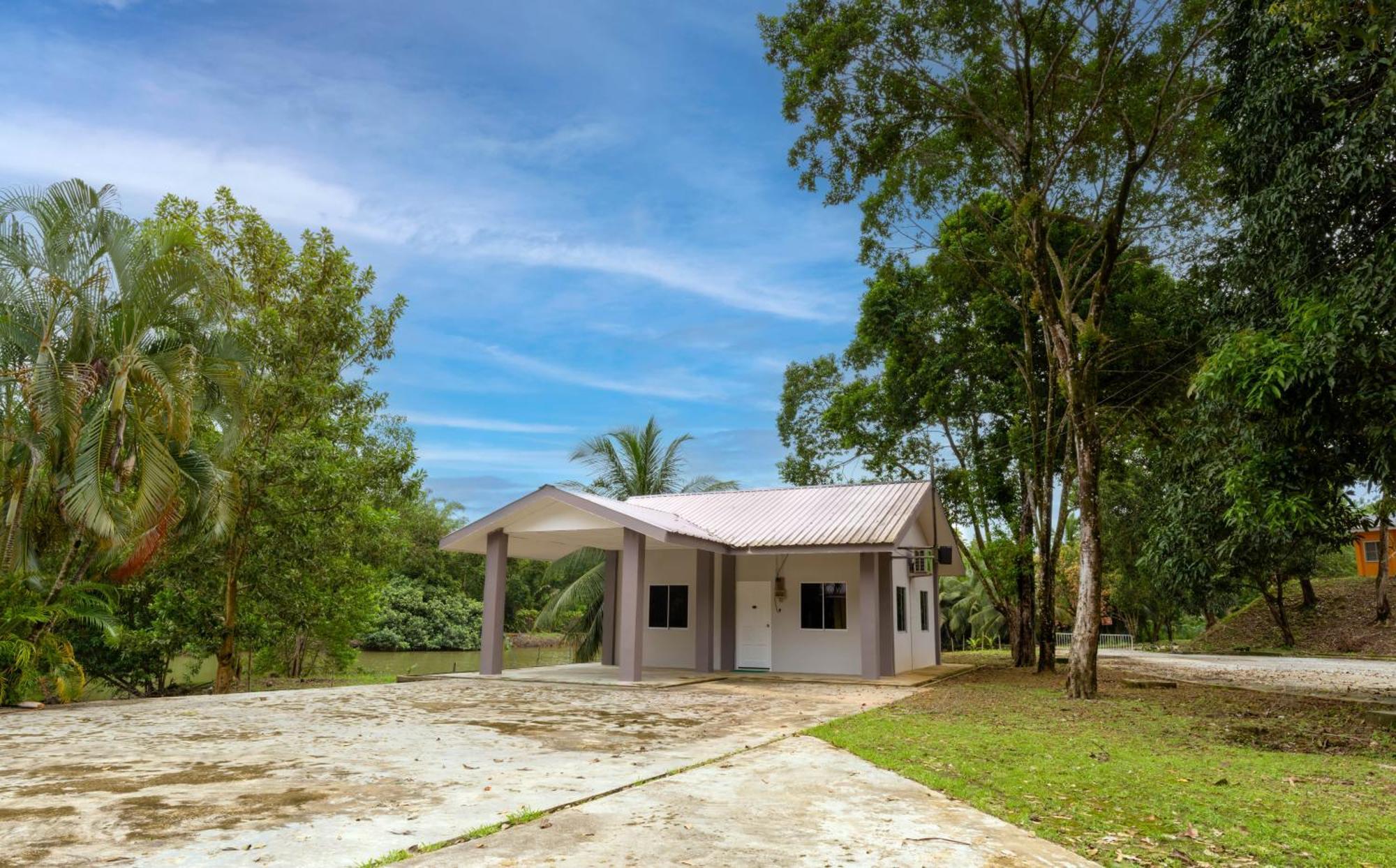 Putra Sentosa Retreat Camp, Sematan Hotell Eksteriør bilde